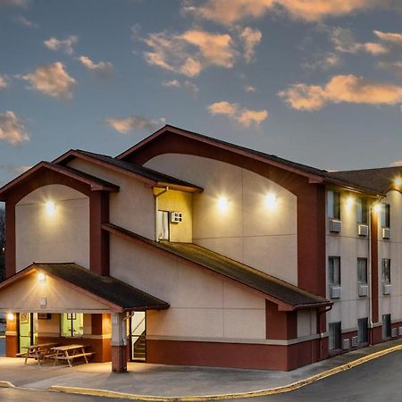 ซูเปอร์ 8 บาย วินด์แฮม เวย์เนสเบิร์ก Hotel Waynesburg ภายนอก รูปภาพ